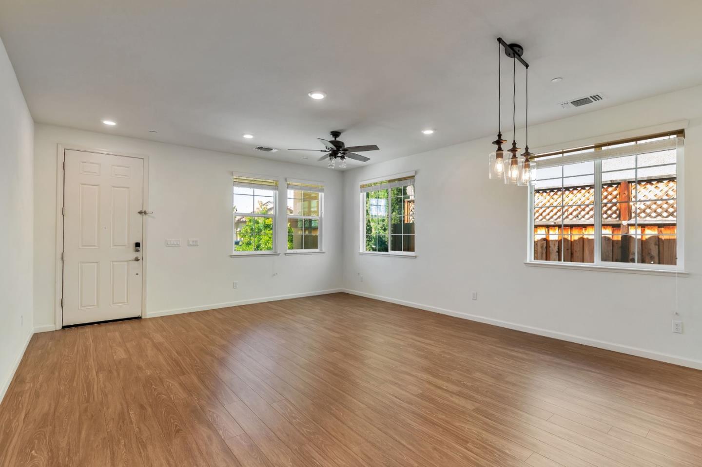 Detail Gallery Image 4 of 26 For 1254 Steinbeck Dr, Hollister,  CA 95023 - 3 Beds | 2 Baths