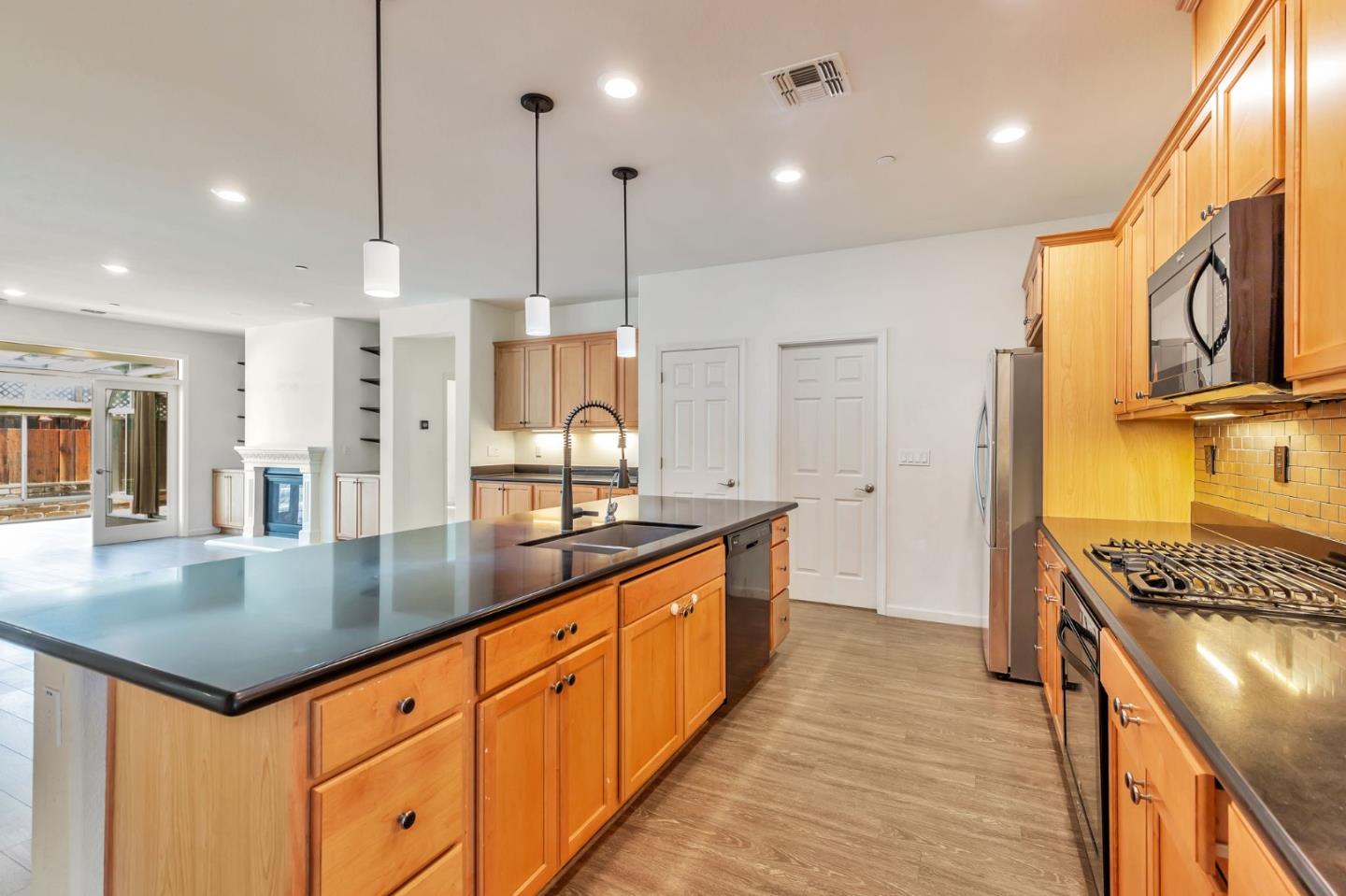 Detail Gallery Image 9 of 26 For 1254 Steinbeck Dr, Hollister,  CA 95023 - 3 Beds | 2 Baths