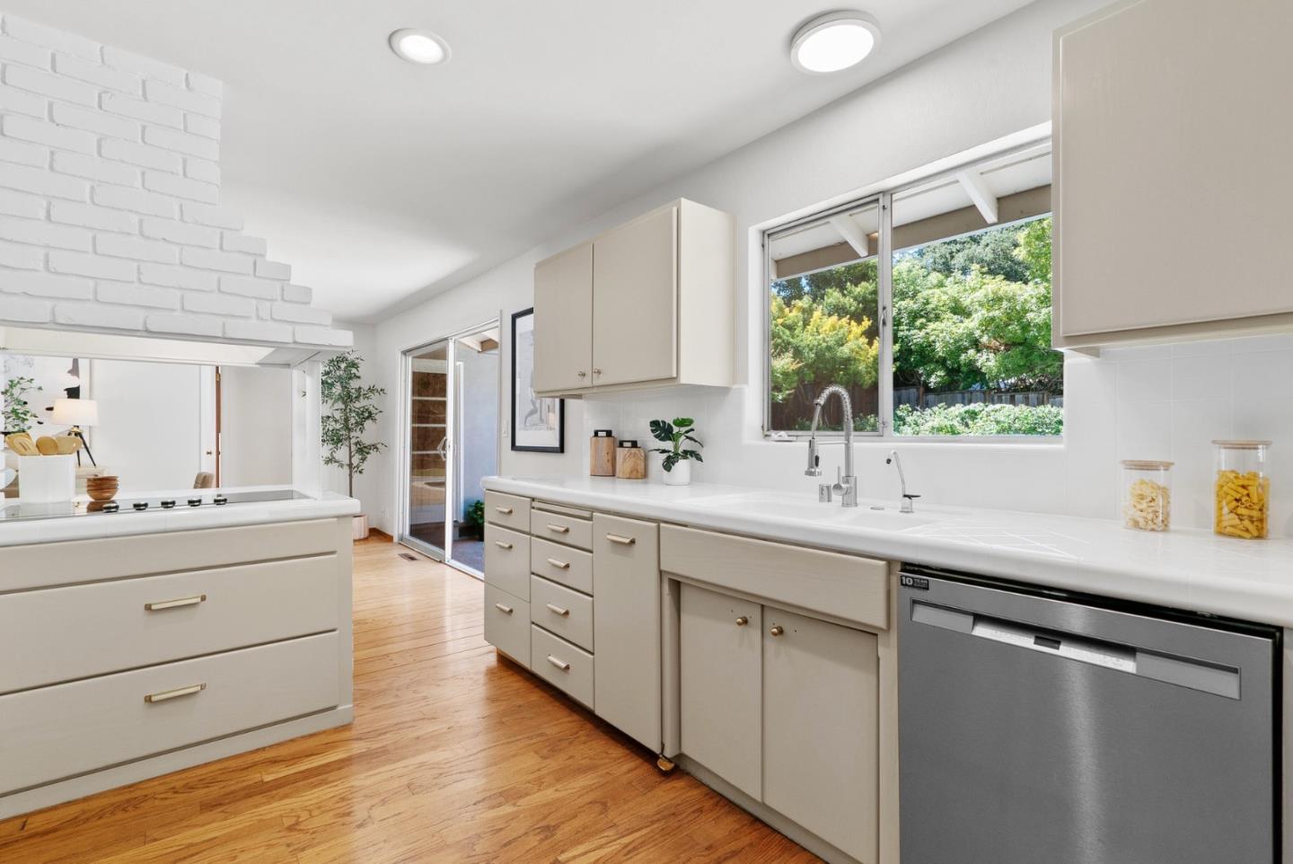 Detail Gallery Image 20 of 46 For 2050 Wooded Glen Dr, Los Altos,  CA 94024 - 3 Beds | 2/1 Baths