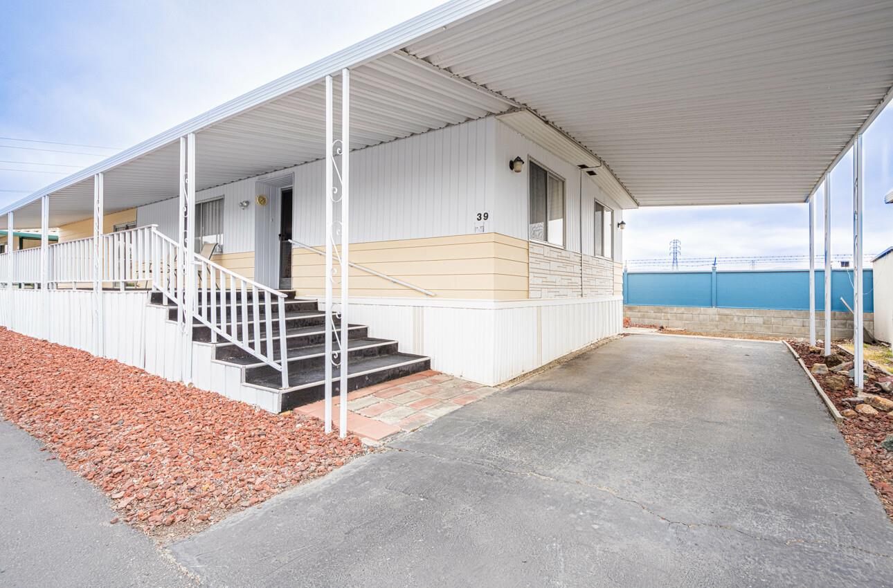 Detail Gallery Image 2 of 49 For 150 Kern St #39,  Salinas,  CA 93905 - 3 Beds | 2 Baths