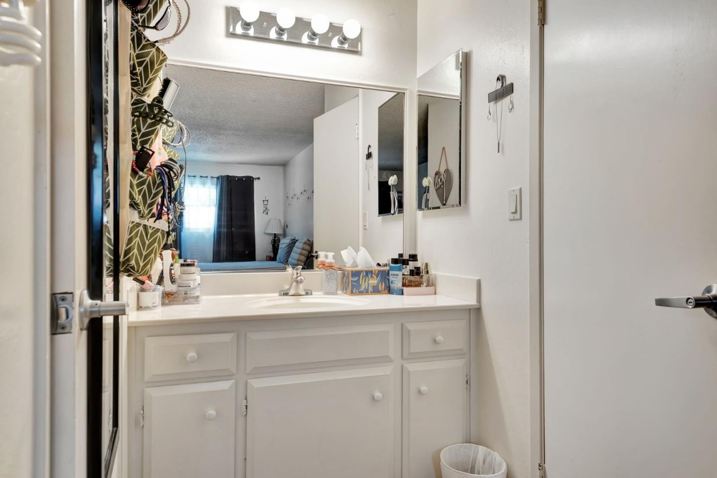 Detail Gallery Image 8 of 16 For 1144 Delna Manor Ln, San Jose,  CA 95128 - – Beds | – Baths