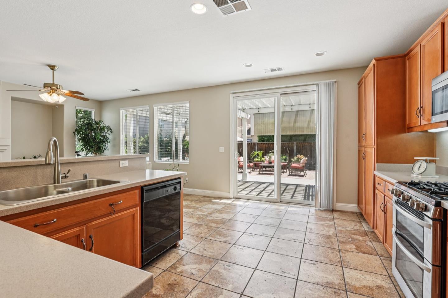 Detail Gallery Image 17 of 44 For 1460 Kyle Ct, Tracy,  CA 95377 - 4 Beds | 3 Baths
