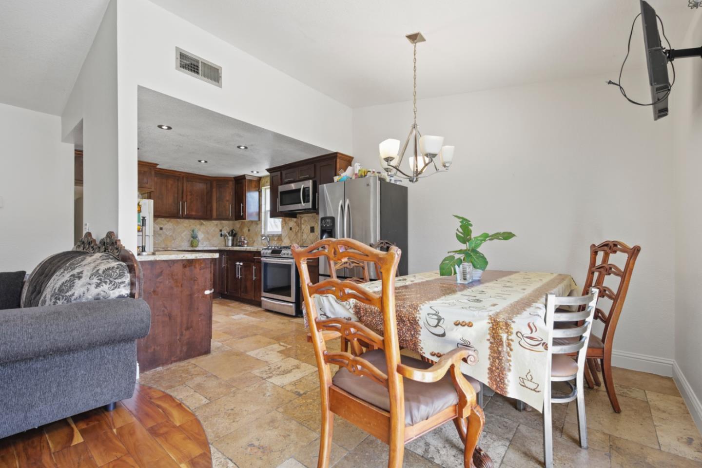 Detail Gallery Image 3 of 39 For 1936 Rouse Ct, Modesto,  CA 95351 - 4 Beds | 2 Baths