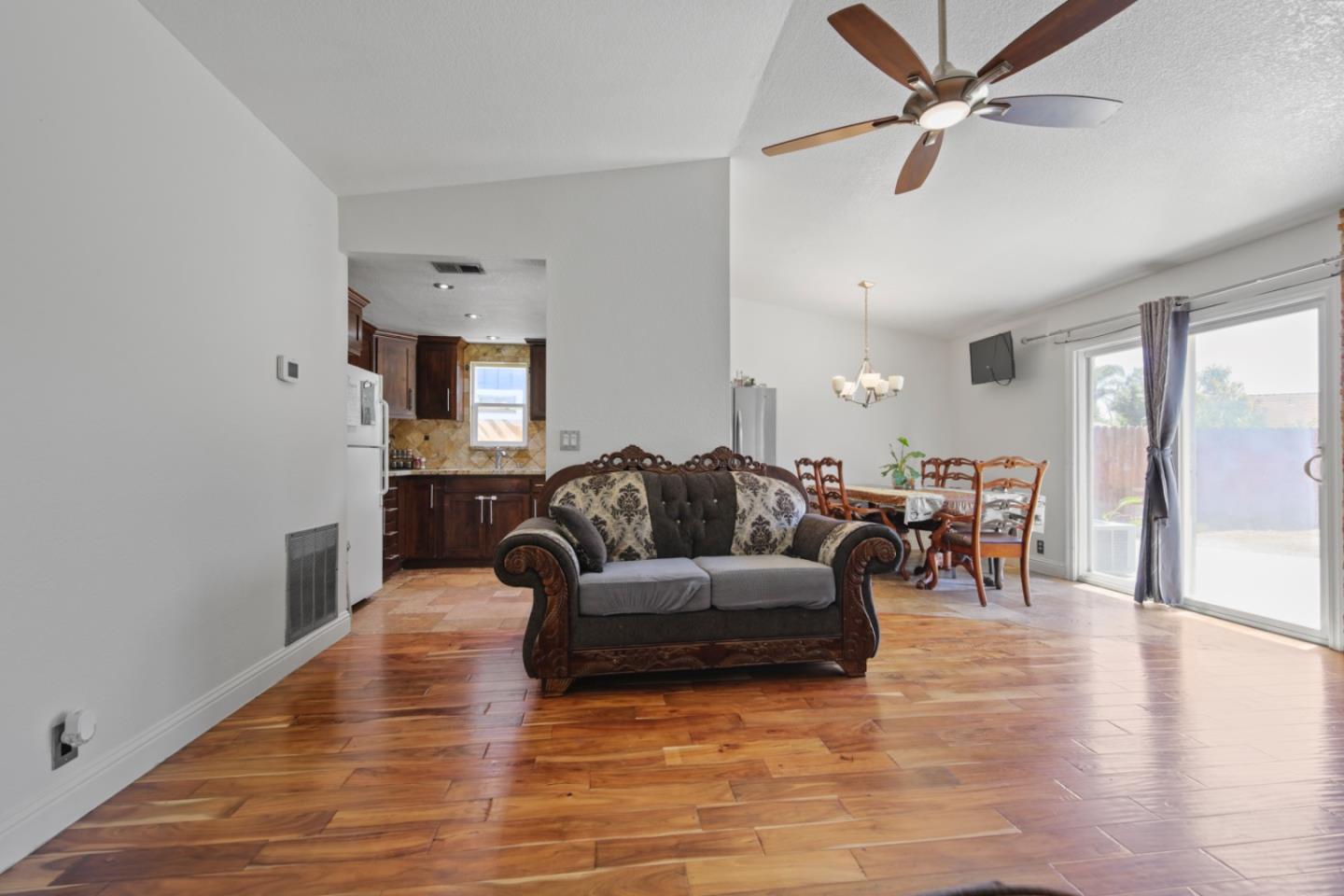 Detail Gallery Image 4 of 39 For 1936 Rouse Ct, Modesto,  CA 95351 - 4 Beds | 2 Baths