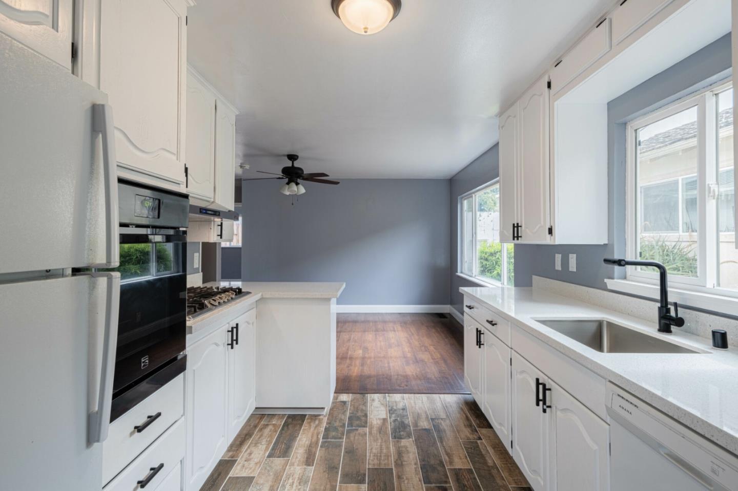 Detail Gallery Image 13 of 45 For 114 Iris Dr, Salinas,  CA 93906 - 4 Beds | 3 Baths