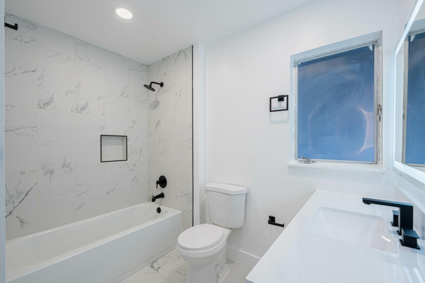 Detail Gallery Image 32 of 45 For 114 Iris Dr, Salinas,  CA 93906 - 4 Beds | 3 Baths