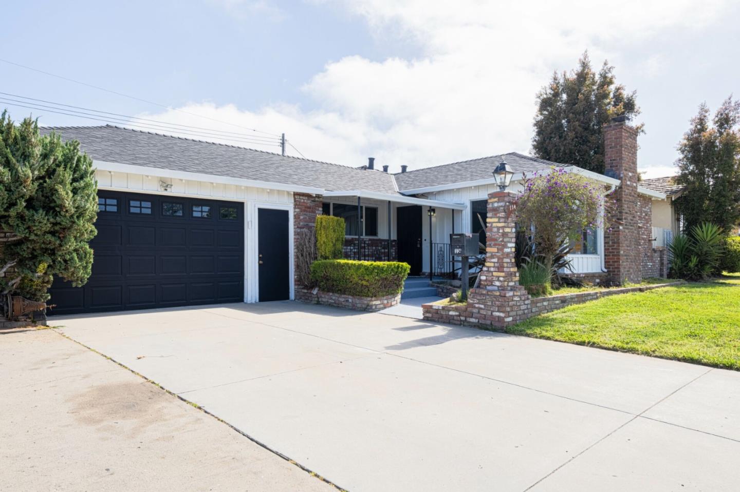 Detail Gallery Image 4 of 45 For 114 Iris Dr, Salinas,  CA 93906 - 4 Beds | 3 Baths
