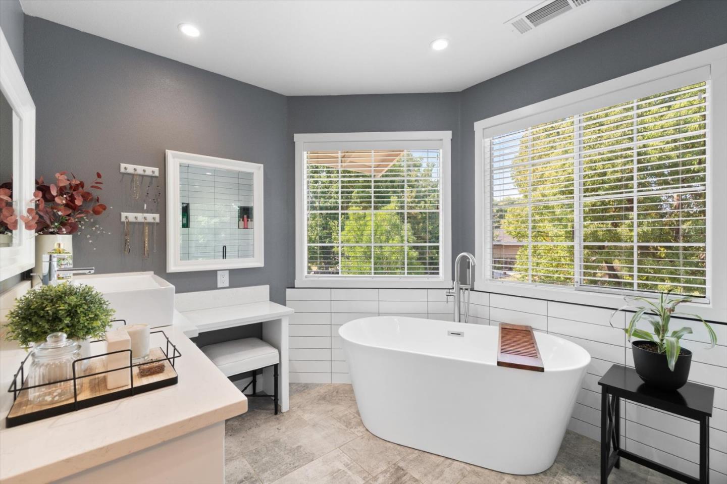 Detail Gallery Image 22 of 55 For 4676 Dandelion Dr, Redding,  CA 96002 - 4 Beds | 2/1 Baths