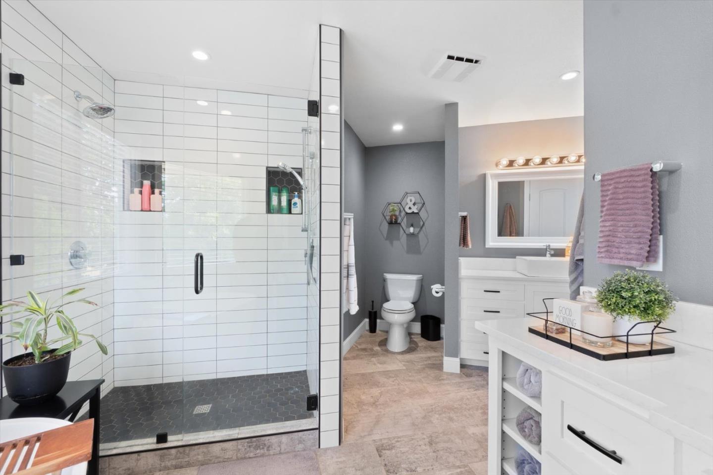 Detail Gallery Image 23 of 55 For 4676 Dandelion Dr, Redding,  CA 96002 - 4 Beds | 2/1 Baths