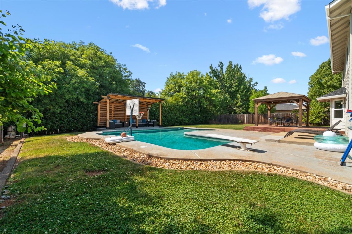 Detail Gallery Image 36 of 55 For 4676 Dandelion Dr, Redding,  CA 96002 - 4 Beds | 2/1 Baths