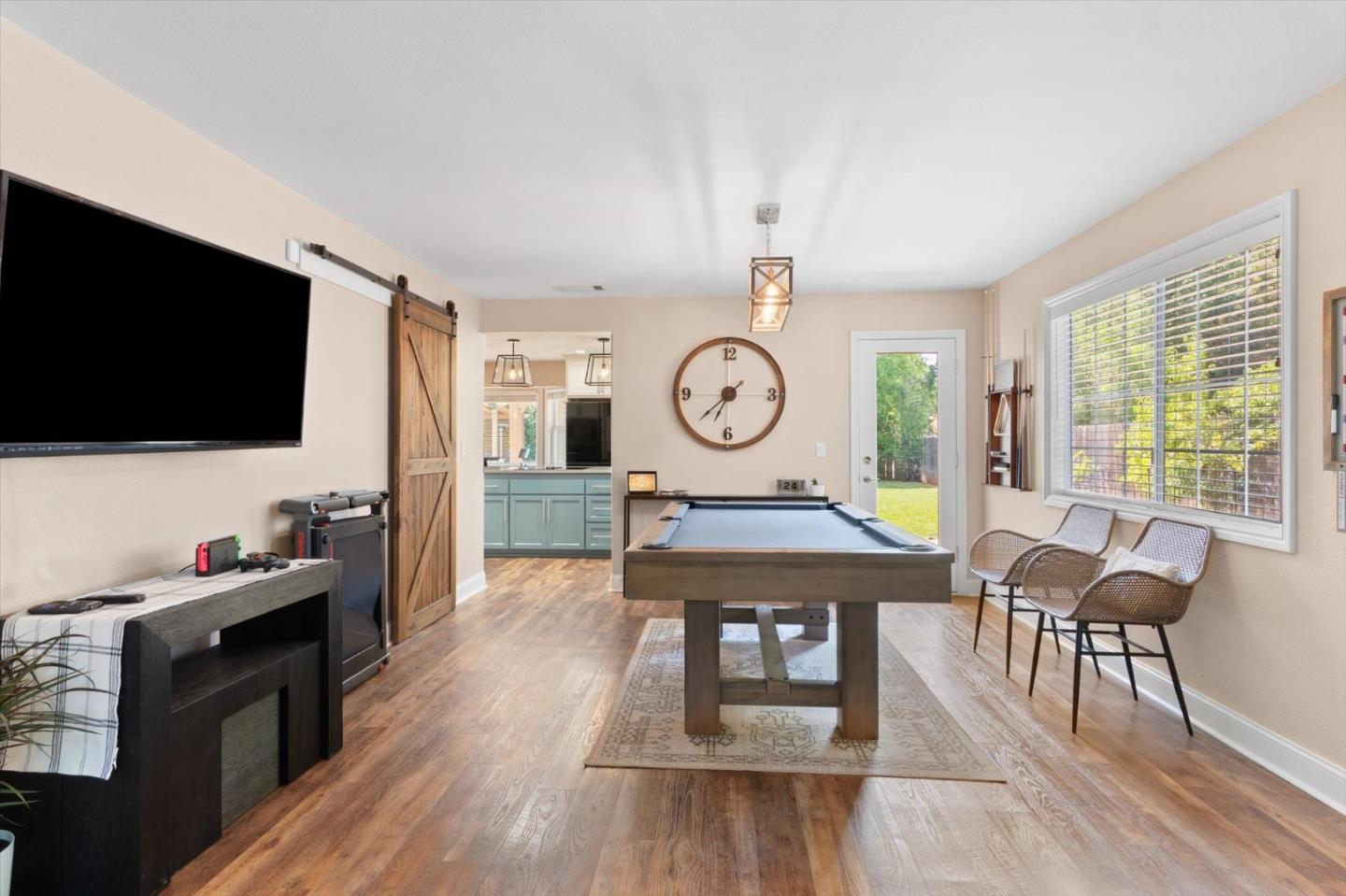 Detail Gallery Image 4 of 55 For 4676 Dandelion Dr, Redding,  CA 96002 - 4 Beds | 2/1 Baths