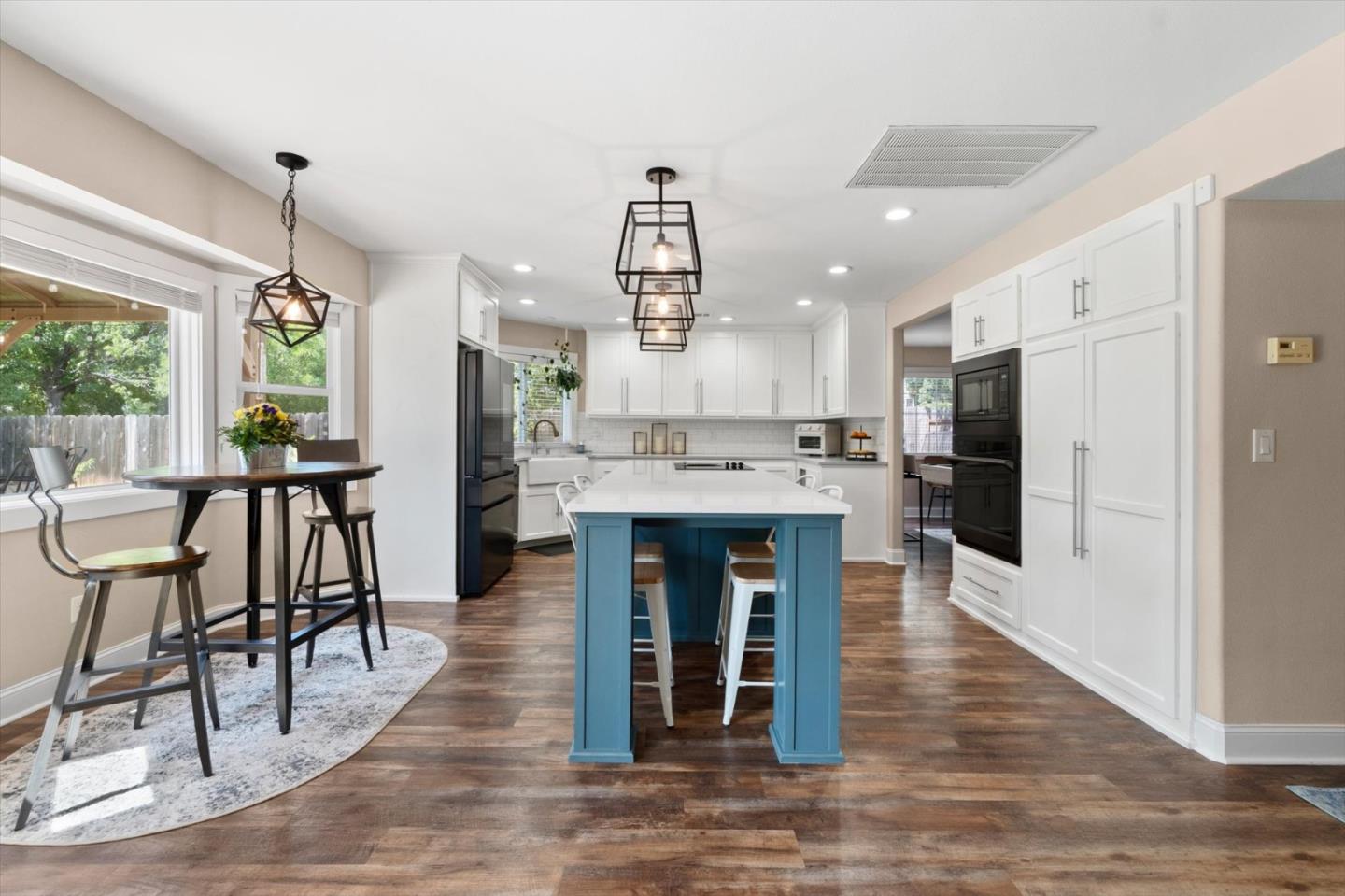 Detail Gallery Image 9 of 55 For 4676 Dandelion Dr, Redding,  CA 96002 - 4 Beds | 2/1 Baths