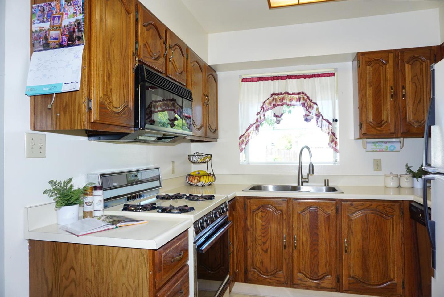 Detail Gallery Image 6 of 23 For 1755 Townsend Ave, Santa Clara,  CA 95051 - 3 Beds | 2 Baths