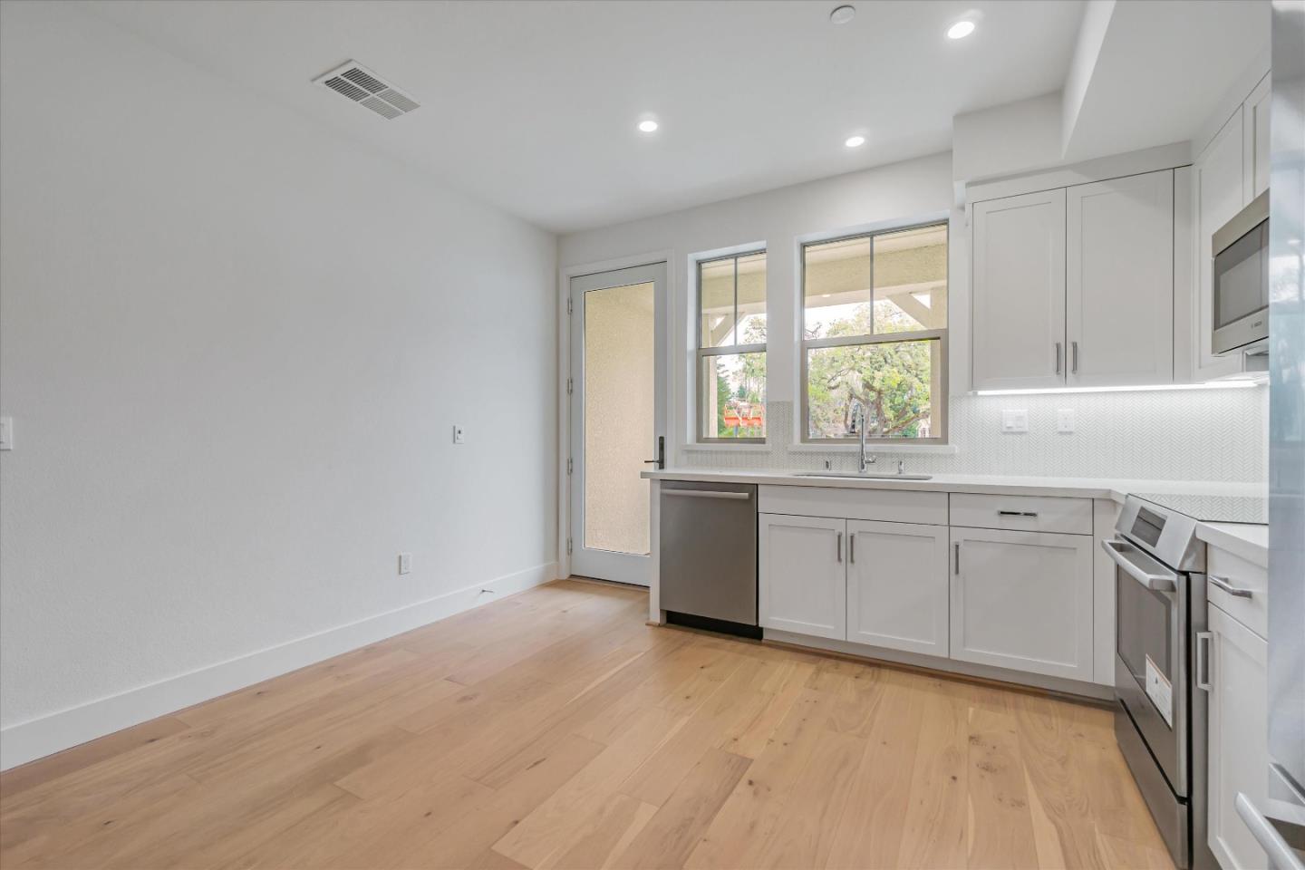 Detail Gallery Image 8 of 22 For 230 Oak Cir, Walnut Creek,  CA 94597 - 3 Beds | 3 Baths