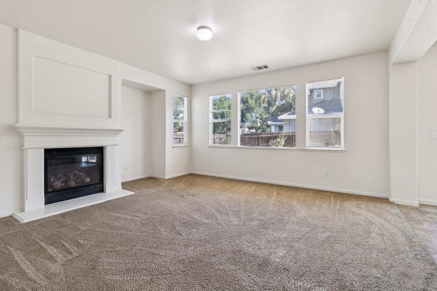 Detail Gallery Image 11 of 31 For 1160 Bellflower Way, Los Banos,  CA 93635 - 4 Beds | 3 Baths