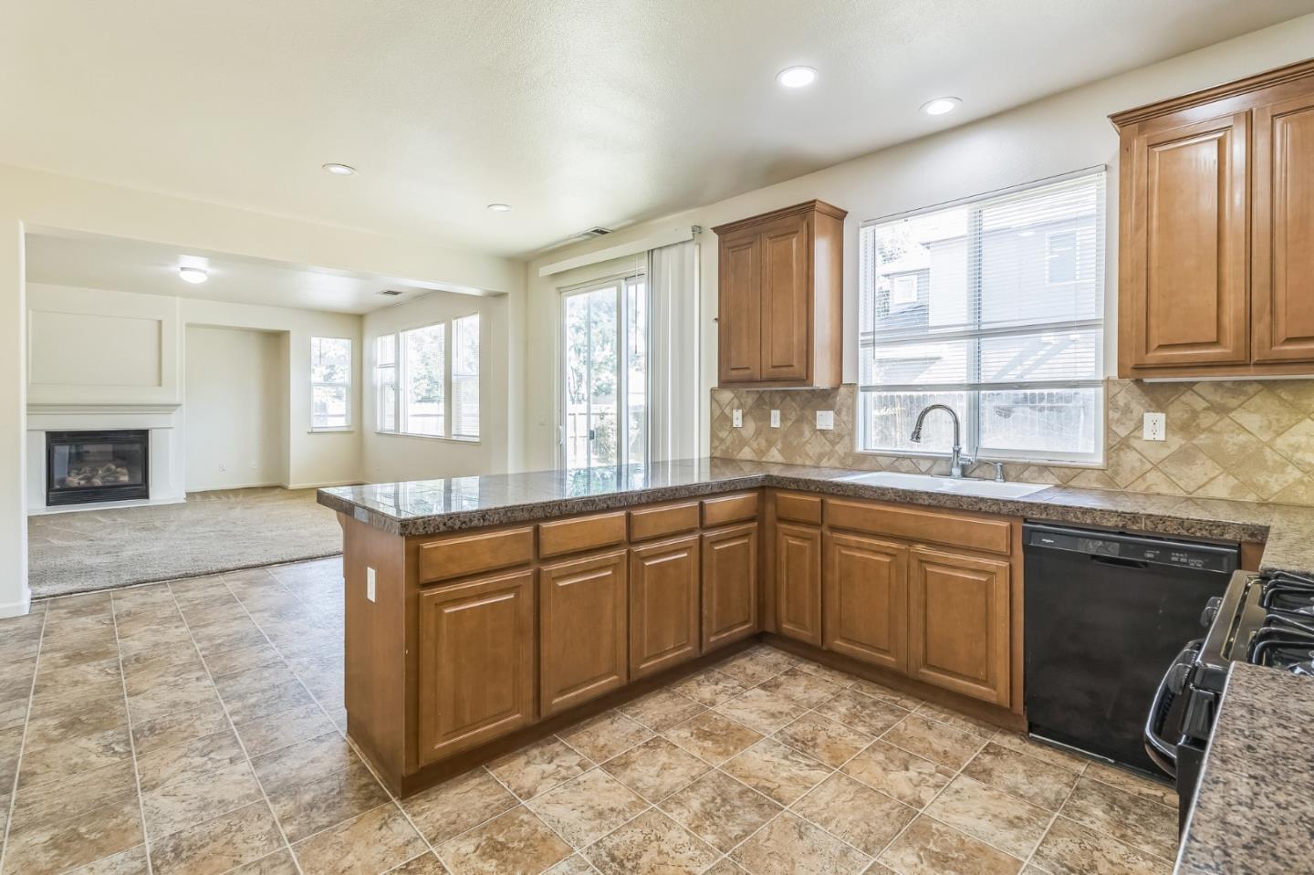 Detail Gallery Image 4 of 31 For 1160 Bellflower Way, Los Banos,  CA 93635 - 4 Beds | 3 Baths