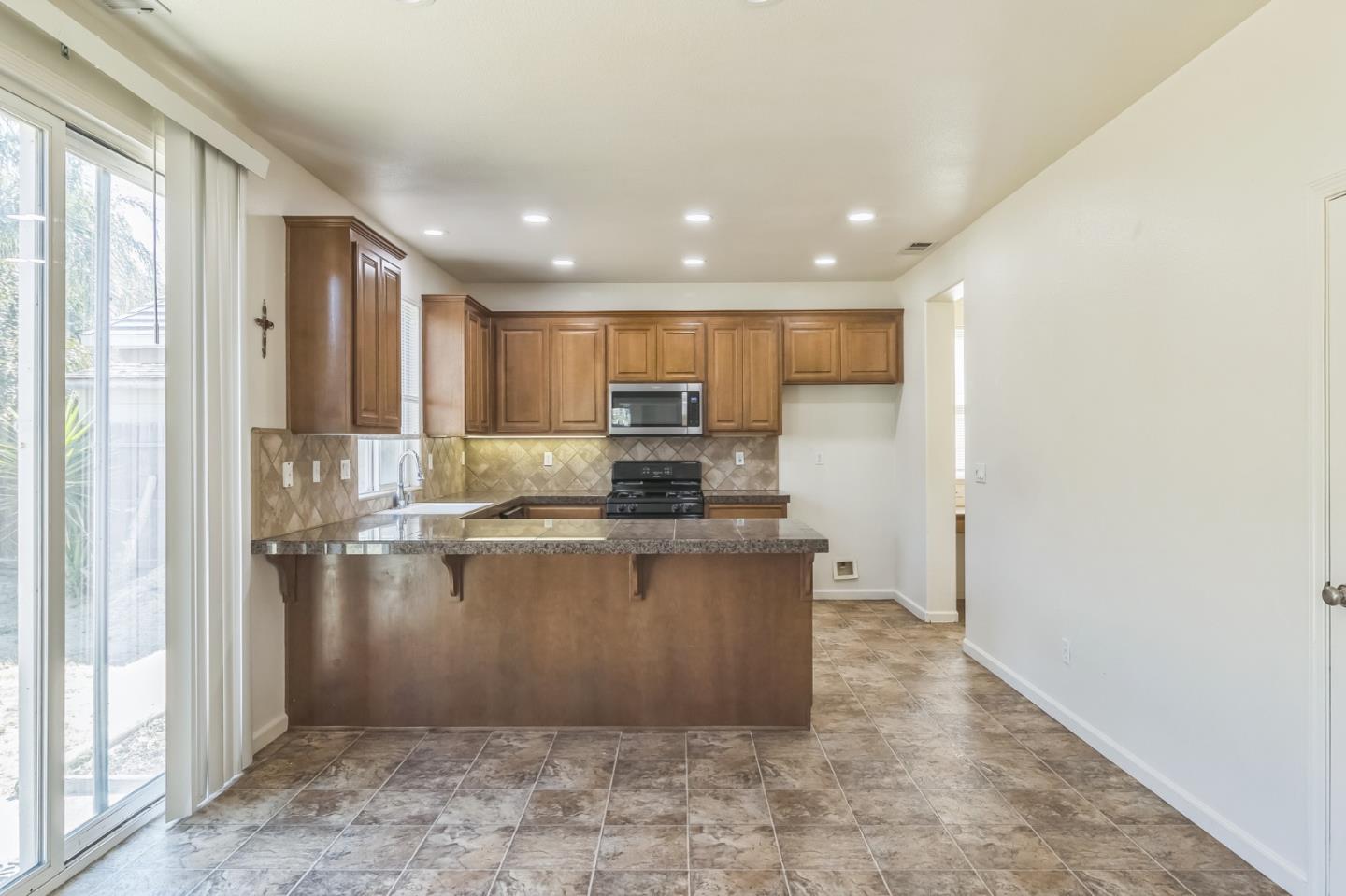 Detail Gallery Image 5 of 31 For 1160 Bellflower Way, Los Banos,  CA 93635 - 4 Beds | 3 Baths