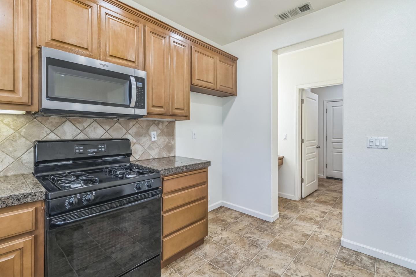Detail Gallery Image 6 of 31 For 1160 Bellflower Way, Los Banos,  CA 93635 - 4 Beds | 3 Baths
