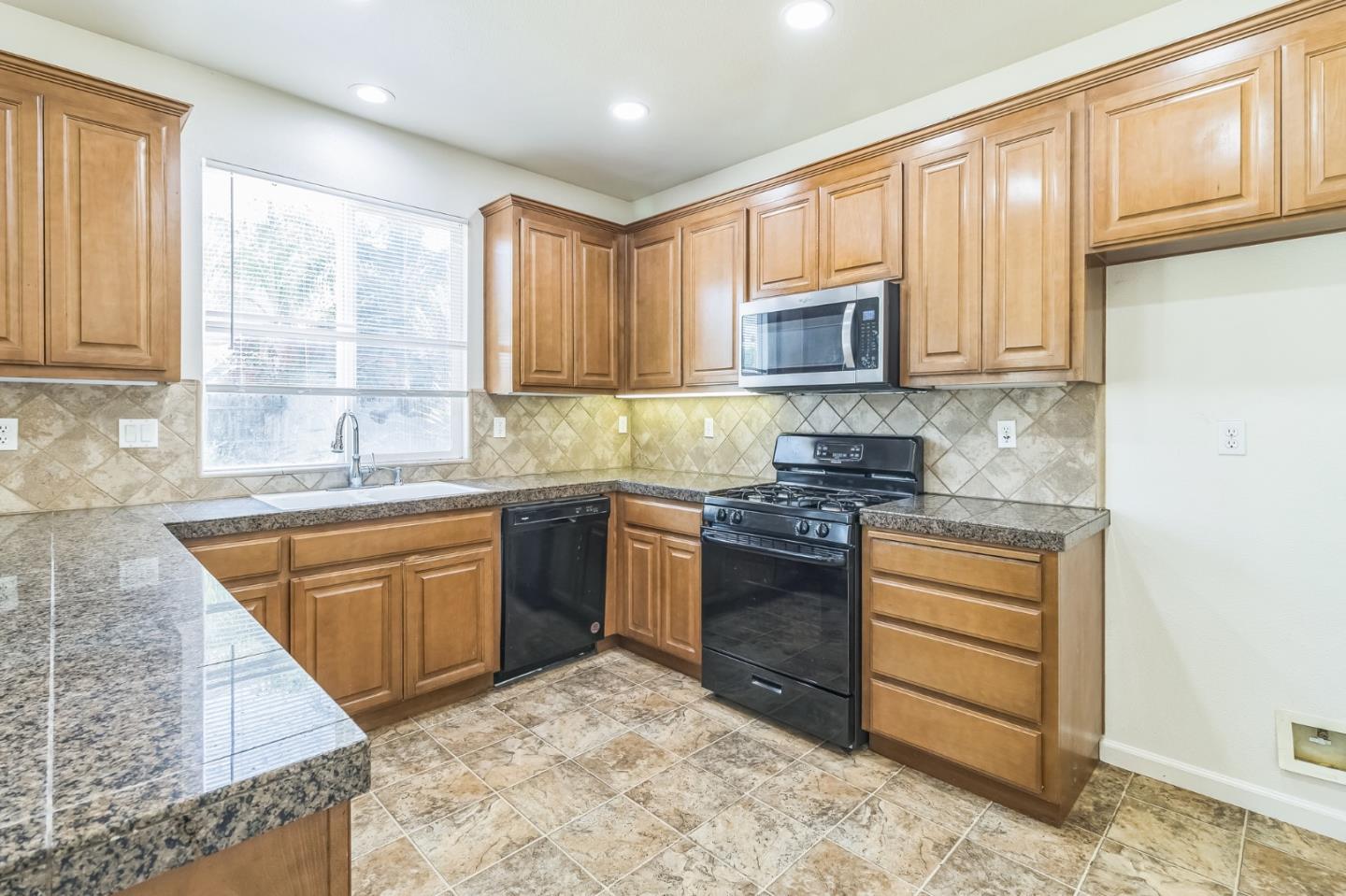 Detail Gallery Image 7 of 31 For 1160 Bellflower Way, Los Banos,  CA 93635 - 4 Beds | 3 Baths