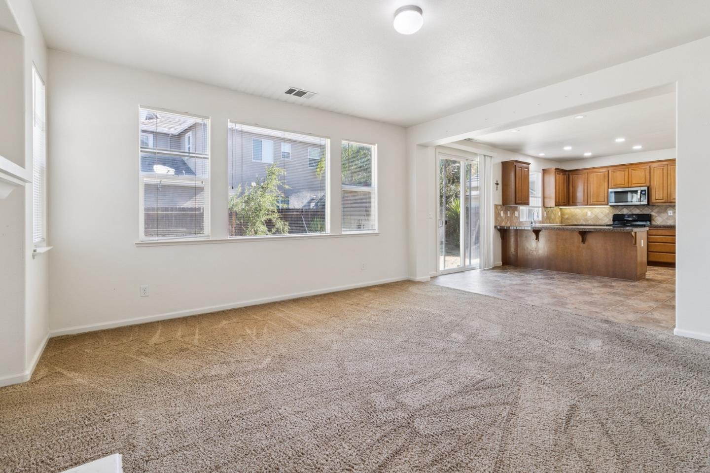 Detail Gallery Image 8 of 31 For 1160 Bellflower Way, Los Banos,  CA 93635 - 4 Beds | 3 Baths