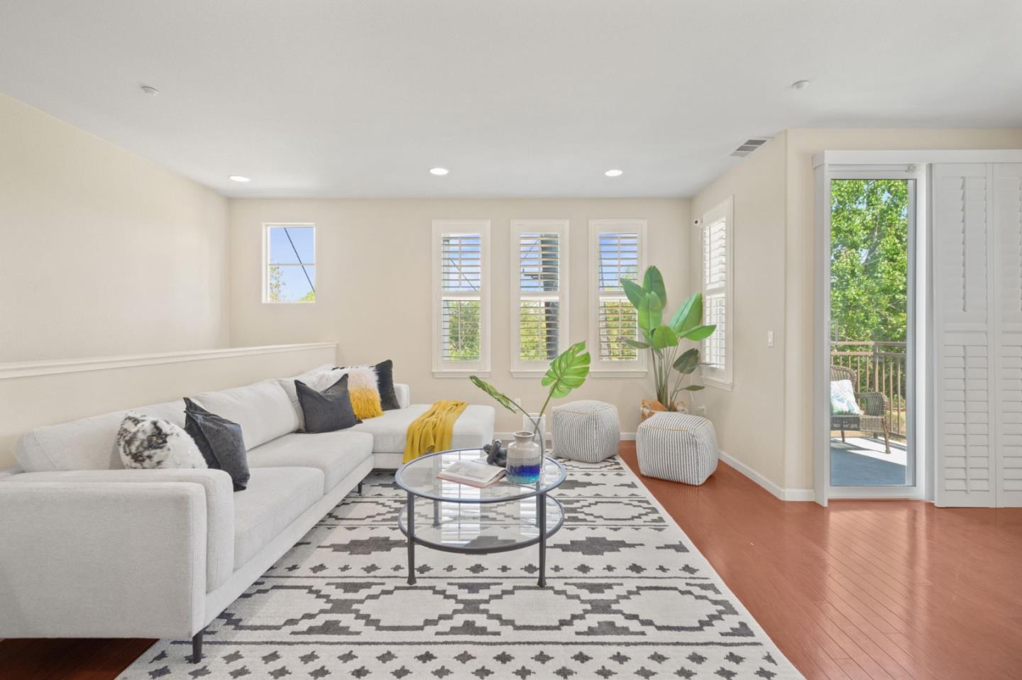 Detail Gallery Image 3 of 26 For 801 Font Ter, San Jose,  CA 95126 - 2 Beds | 2/1 Baths