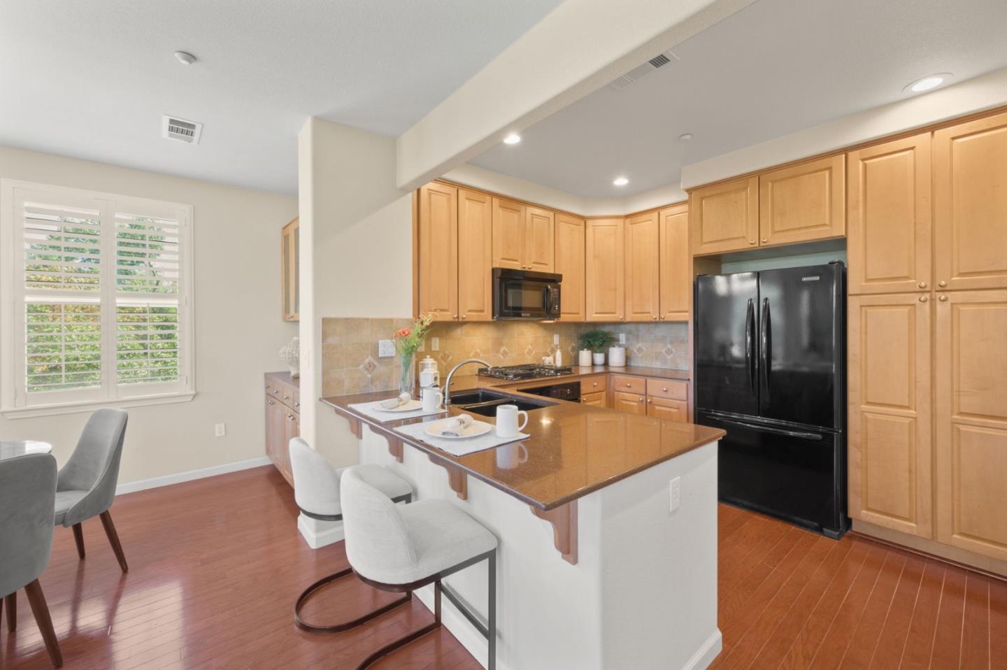 Detail Gallery Image 6 of 26 For 801 Font Ter, San Jose,  CA 95126 - 2 Beds | 2/1 Baths
