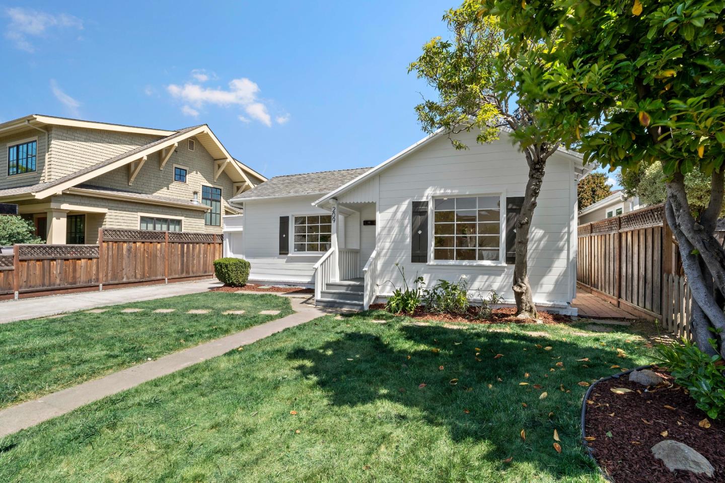 Detail Gallery Image 9 of 36 For 209 Bayswater Ave, Burlingame,  CA 94010 - 2 Beds | 1 Baths