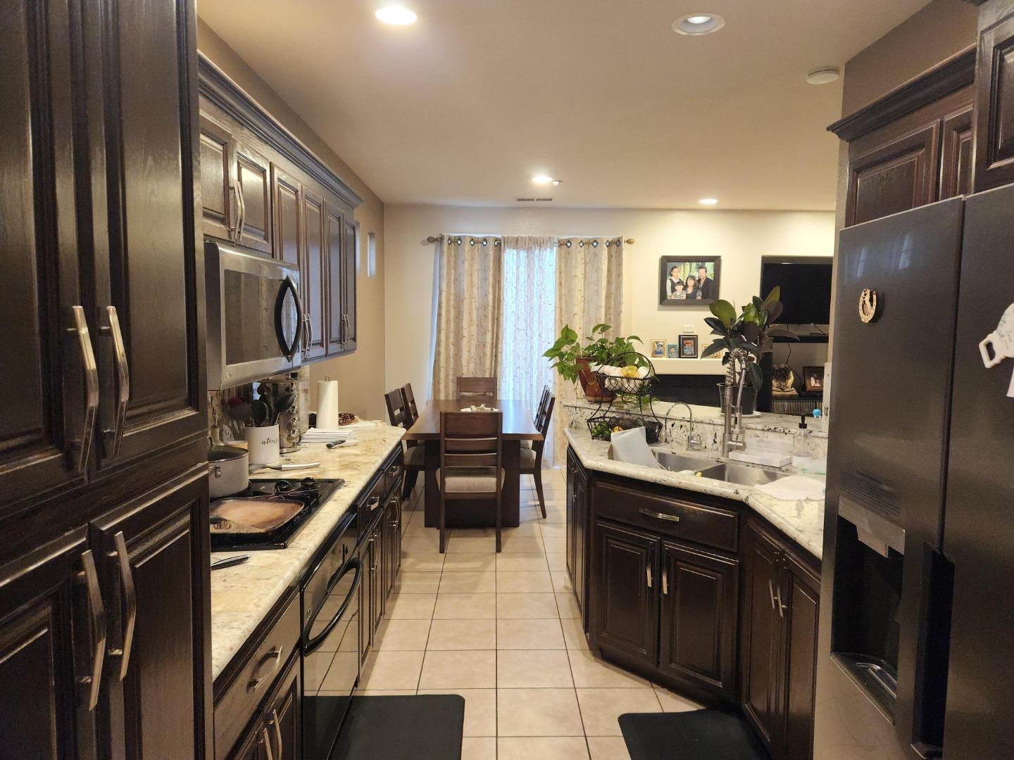 Detail Gallery Image 3 of 22 For 1875 Lancashire Dr, Salinas,  CA 93906 - 3 Beds | 2 Baths