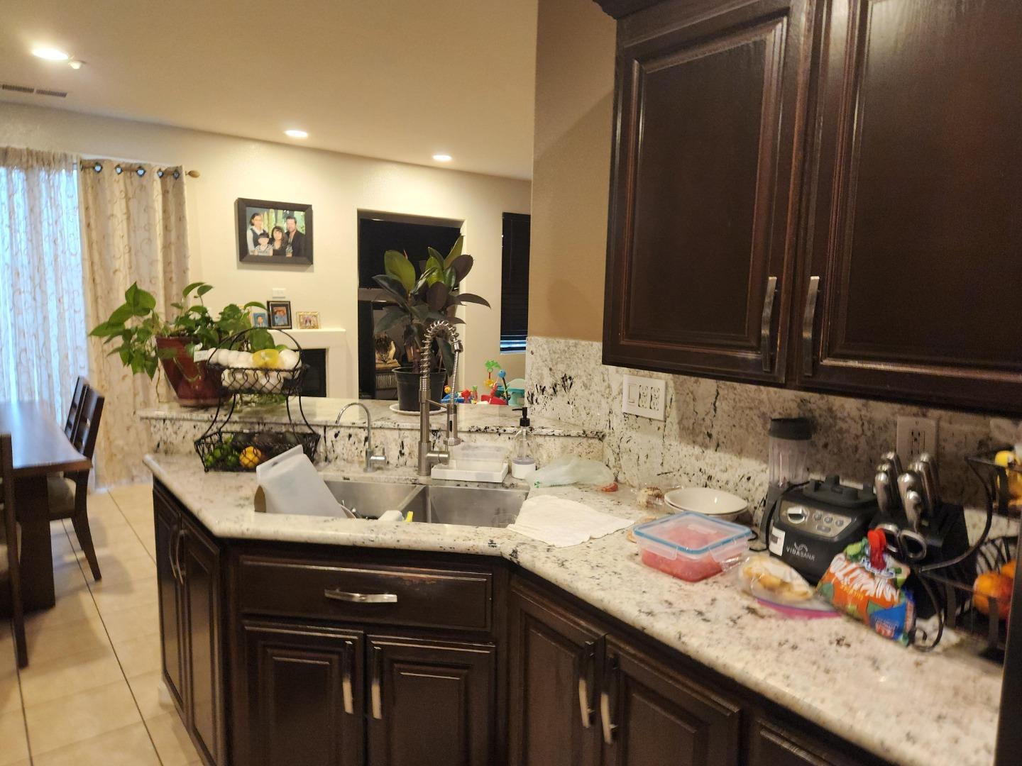 Detail Gallery Image 5 of 22 For 1875 Lancashire Dr, Salinas,  CA 93906 - 3 Beds | 2 Baths