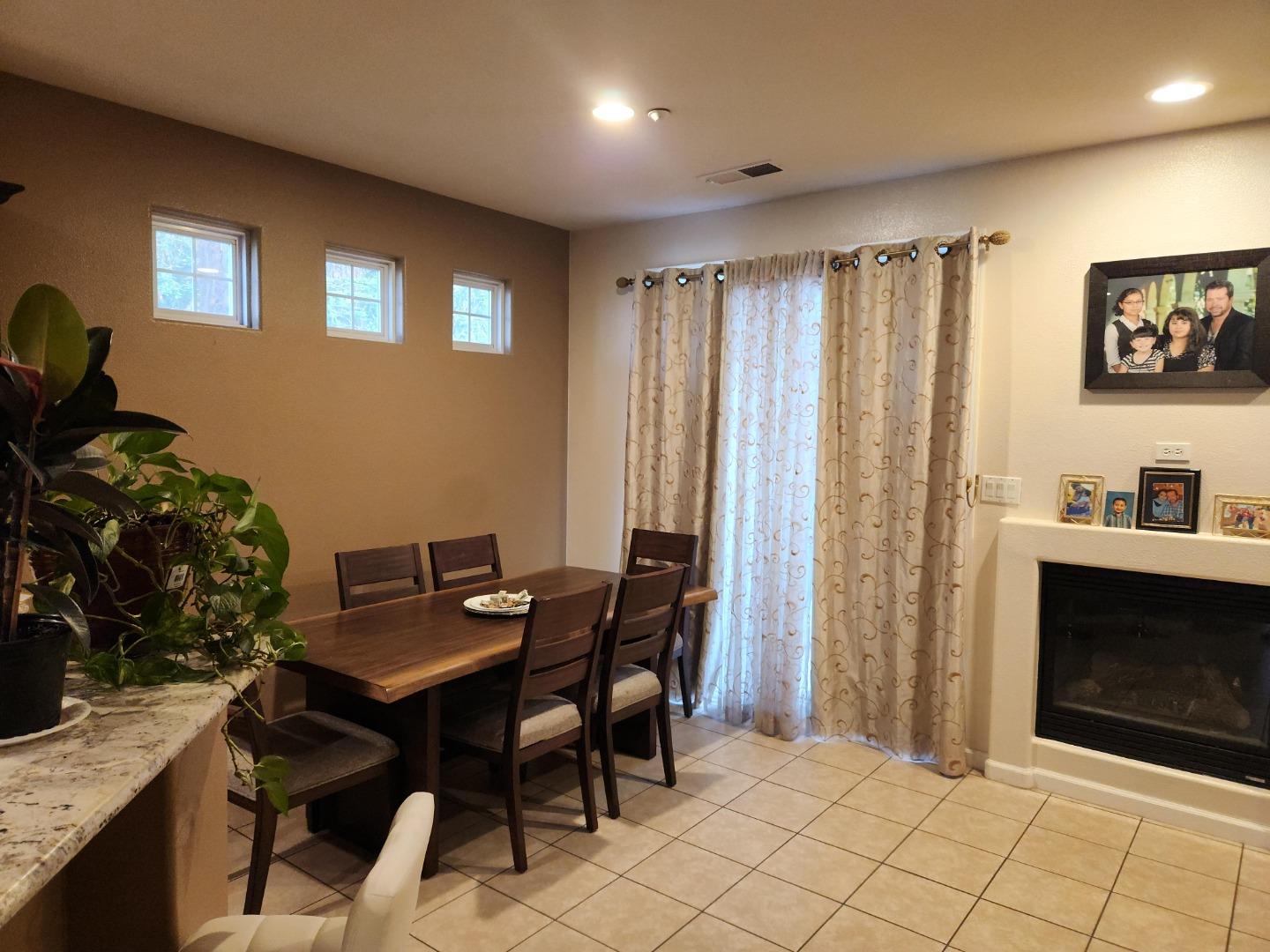Detail Gallery Image 6 of 22 For 1875 Lancashire Dr, Salinas,  CA 93906 - 3 Beds | 2 Baths