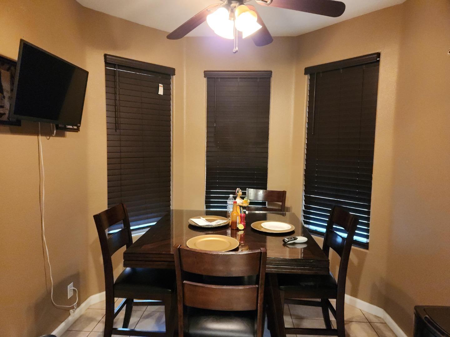 Detail Gallery Image 7 of 22 For 1875 Lancashire Dr, Salinas,  CA 93906 - 3 Beds | 2 Baths