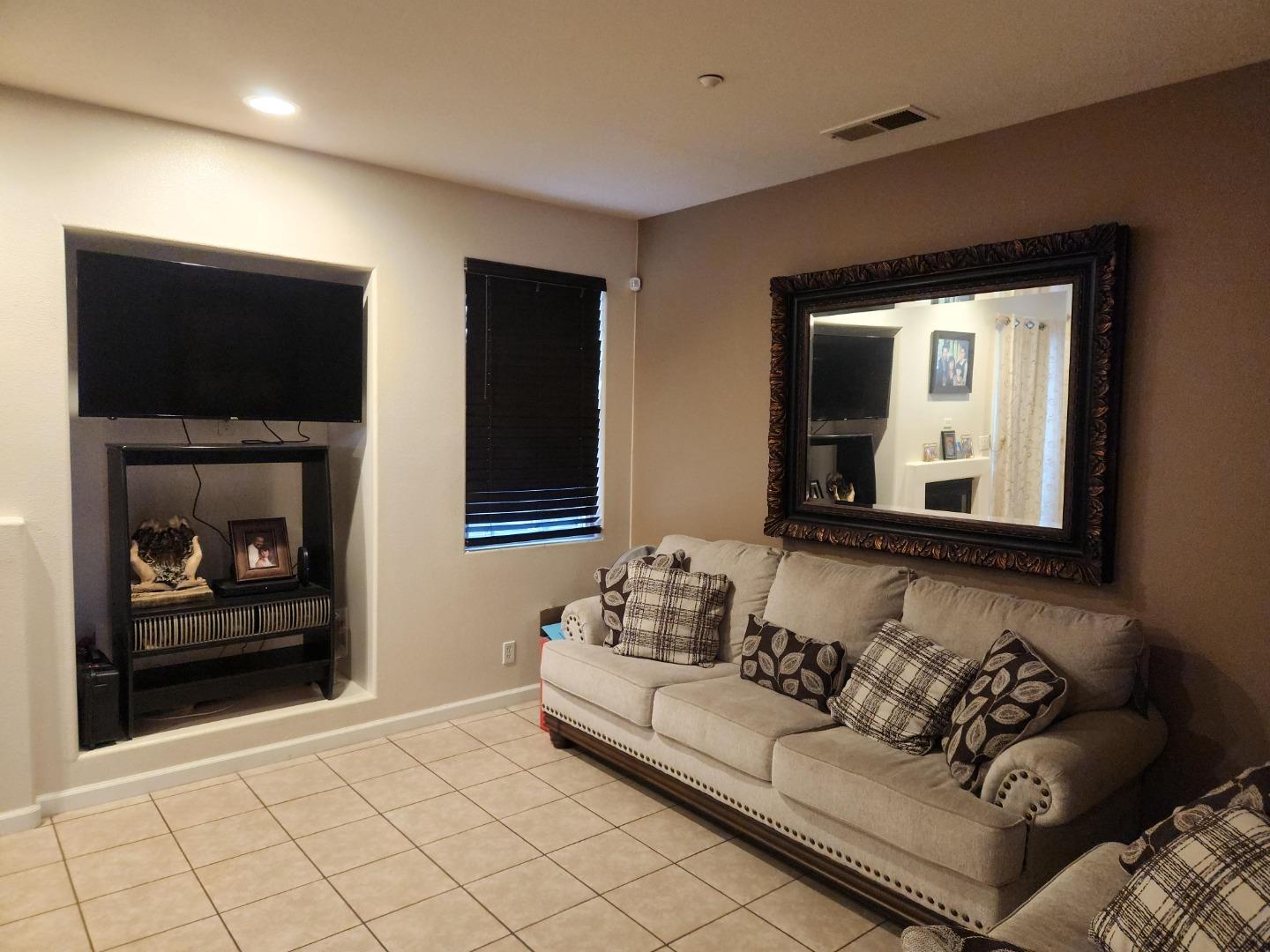 Detail Gallery Image 8 of 22 For 1875 Lancashire Dr, Salinas,  CA 93906 - 3 Beds | 2 Baths