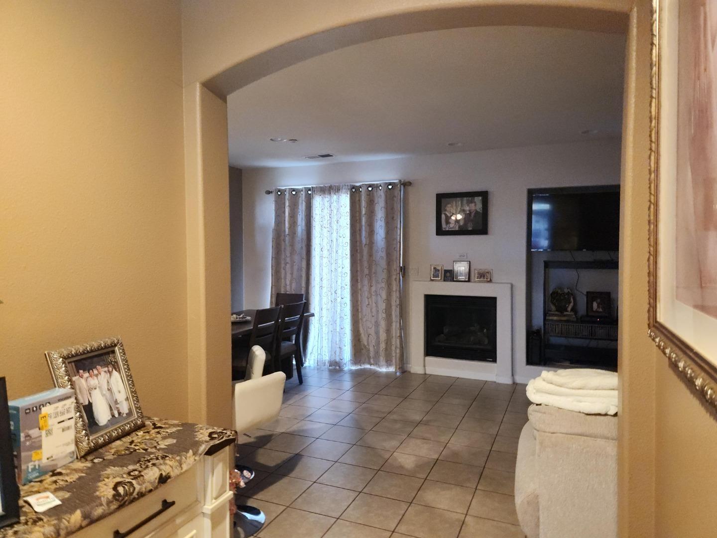 Detail Gallery Image 9 of 22 For 1875 Lancashire Dr, Salinas,  CA 93906 - 3 Beds | 2 Baths