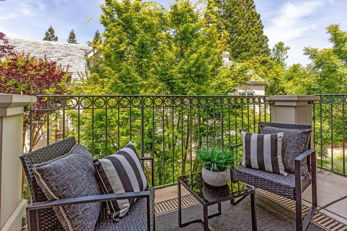 Detail Gallery Image 8 of 33 For 1 W Edith Ave #C214,  Los Altos,  CA 94022 - 1 Beds | 2 Baths