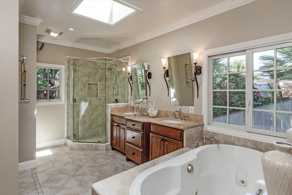 Detail Gallery Image 19 of 37 For 32 N El Monte Ave, Los Altos,  CA 94022 - 4 Beds | 3/1 Baths