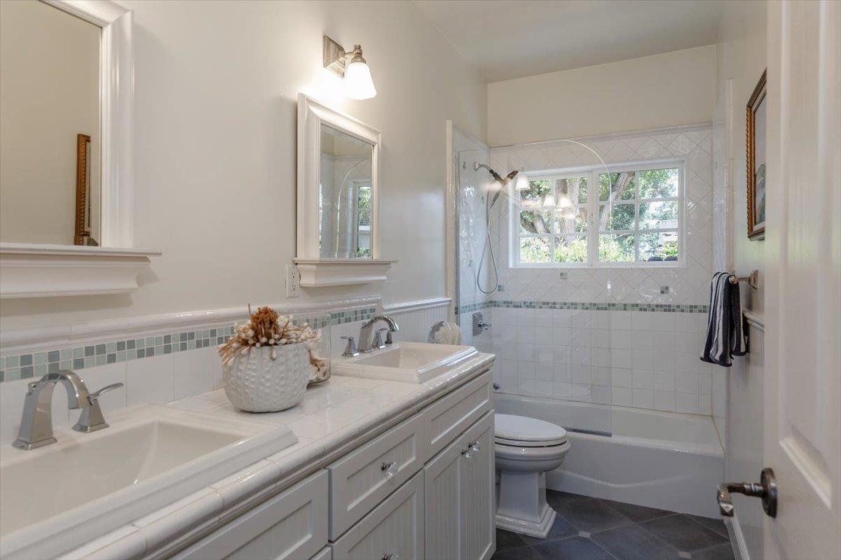 Detail Gallery Image 24 of 37 For 32 N El Monte Ave, Los Altos,  CA 94022 - 4 Beds | 3/1 Baths
