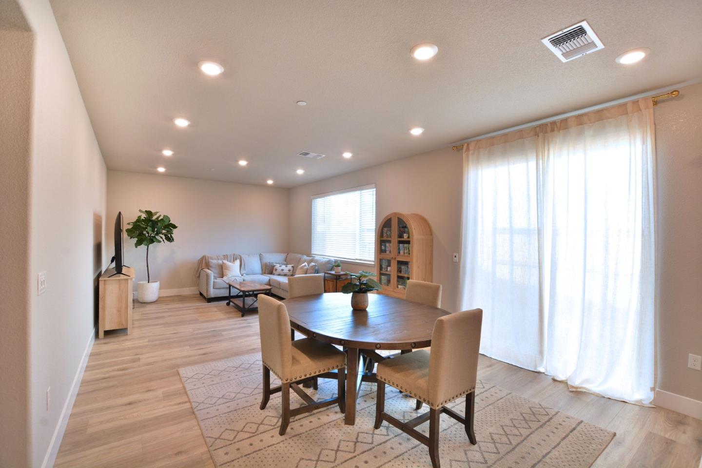 Detail Gallery Image 8 of 23 For 813 Big Range Way, Rocklin,  CA 95765 - 4 Beds | 3 Baths