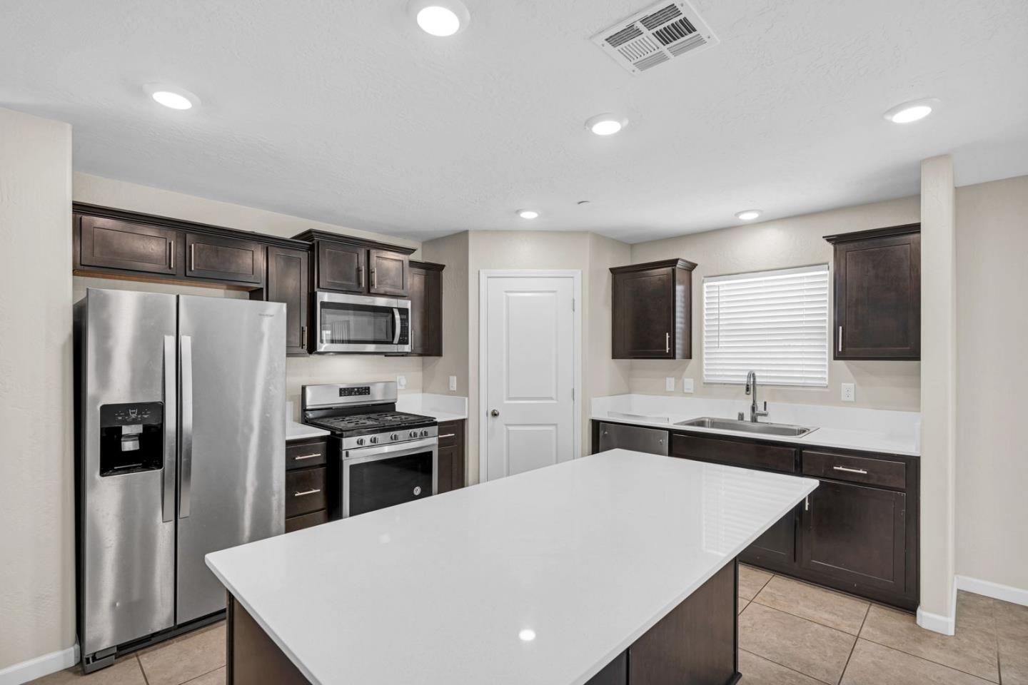 Detail Gallery Image 5 of 28 For 274 White Rim Ct, Merced,  CA 95341 - 4 Beds | 3 Baths