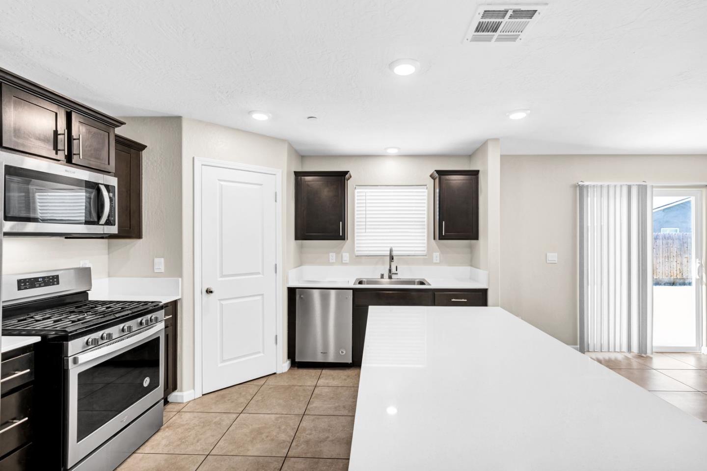 Detail Gallery Image 7 of 28 For 274 White Rim Ct, Merced,  CA 95341 - 4 Beds | 3 Baths