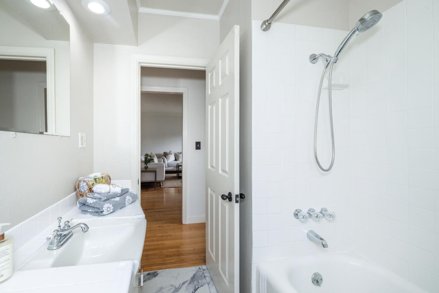 Detail Gallery Image 25 of 38 For 409 Cherry Ave, San Bruno,  CA 94066 - 3 Beds | 3 Baths