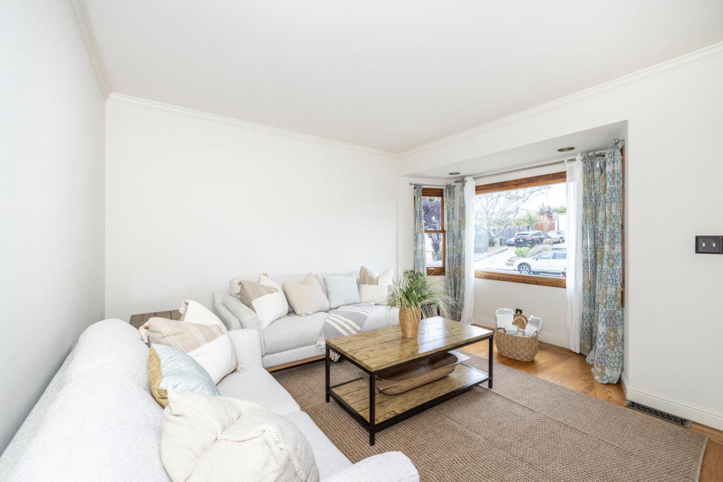 Detail Gallery Image 4 of 38 For 409 Cherry Ave, San Bruno,  CA 94066 - 3 Beds | 3 Baths