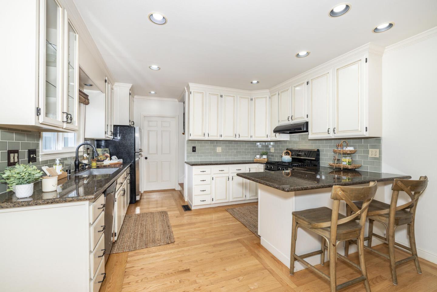 Detail Gallery Image 7 of 38 For 409 Cherry Ave, San Bruno,  CA 94066 - 3 Beds | 3 Baths