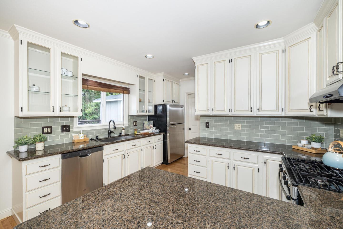 Detail Gallery Image 8 of 38 For 409 Cherry Ave, San Bruno,  CA 94066 - 3 Beds | 3 Baths