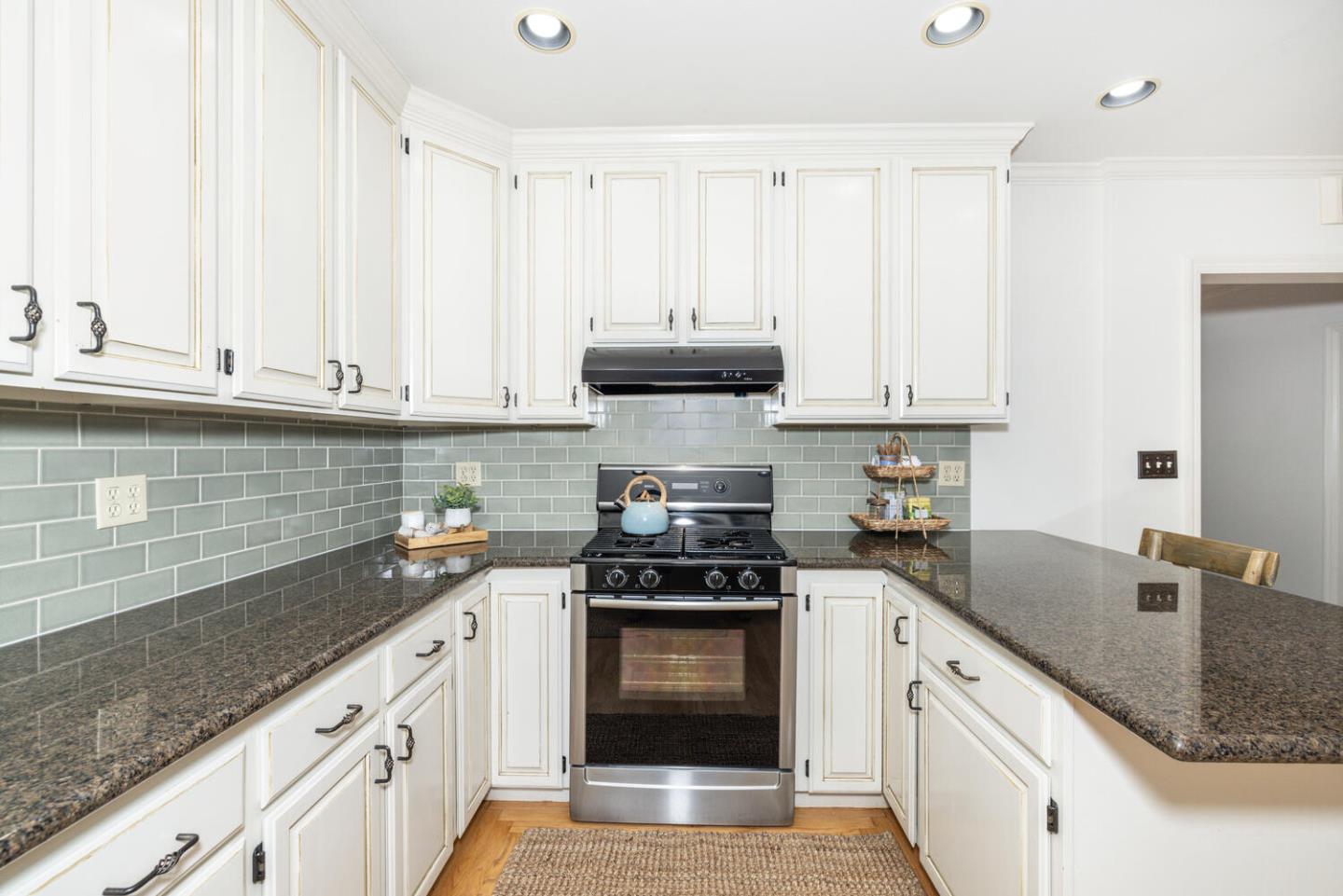Detail Gallery Image 9 of 38 For 409 Cherry Ave, San Bruno,  CA 94066 - 3 Beds | 3 Baths