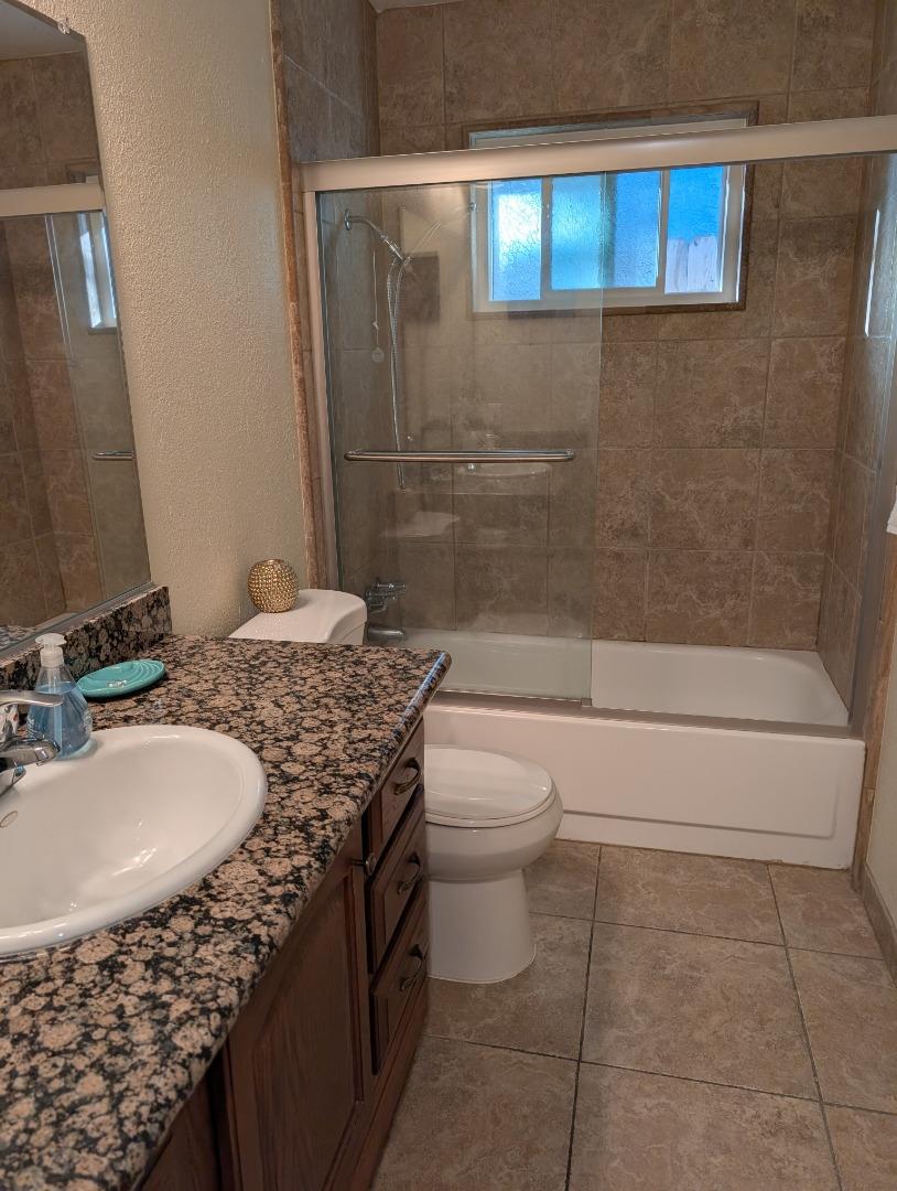 Detail Gallery Image 10 of 13 For 3806 Round Valley Cir, Stockton,  CA 95207 - 4 Beds | 2 Baths