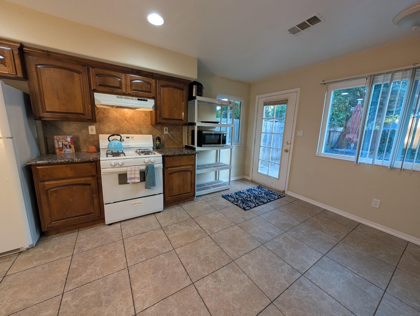 Detail Gallery Image 5 of 13 For 3806 Round Valley Cir, Stockton,  CA 95207 - 4 Beds | 2 Baths