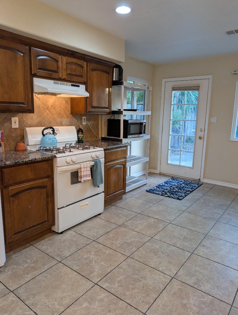 Detail Gallery Image 6 of 13 For 3806 Round Valley Cir, Stockton,  CA 95207 - 4 Beds | 2 Baths