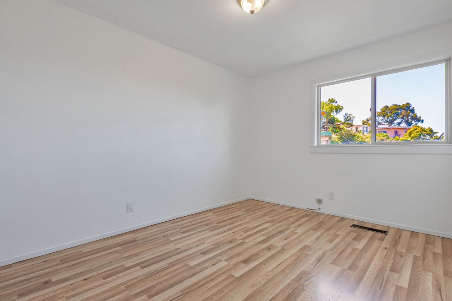 Detail Gallery Image 21 of 27 For 253 Humboldt Rd, Brisbane,  CA 94005 - 2 Beds | 1 Baths