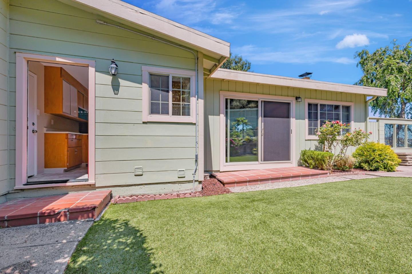 Detail Gallery Image 3 of 27 For 253 Humboldt Rd, Brisbane,  CA 94005 - 2 Beds | 1 Baths