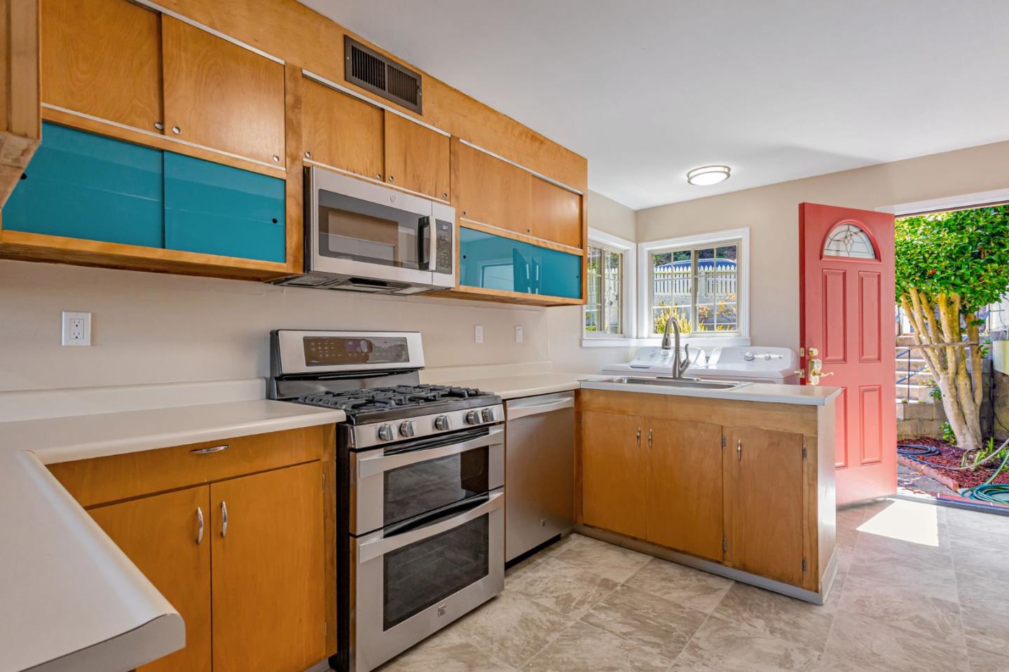 Detail Gallery Image 7 of 27 For 253 Humboldt Rd, Brisbane,  CA 94005 - 2 Beds | 1 Baths